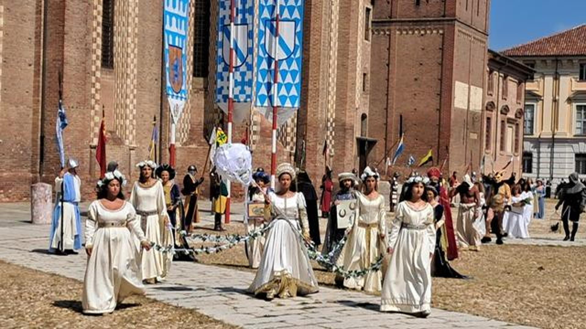 Palio Di Asti Partita La Sfilata In Corteo Anche L amore Sacro E L Palio Di Asti Partita La Sfilata In Corteo Anche L amore Sacro E L