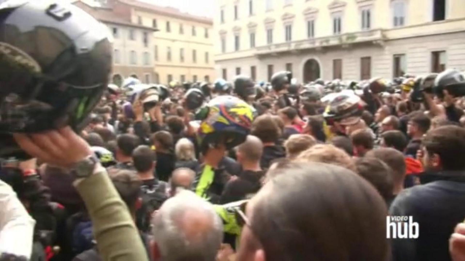Funerale Luca Salvadori, caschi al cielo e corteo in moto per il pilota ...