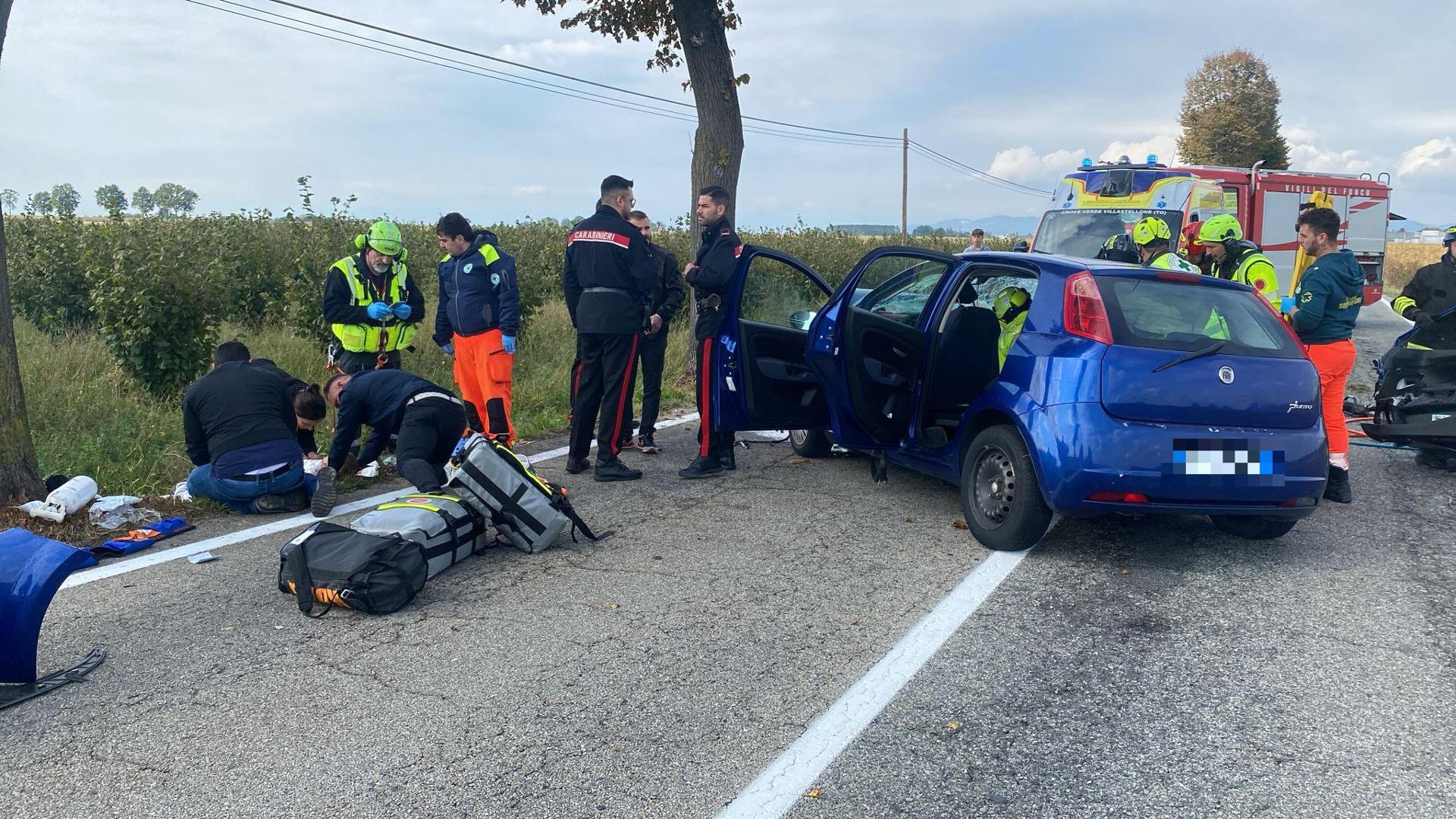 Auto sbanda e finisce contro un albero a Poirino, feriti mamma e i due ...