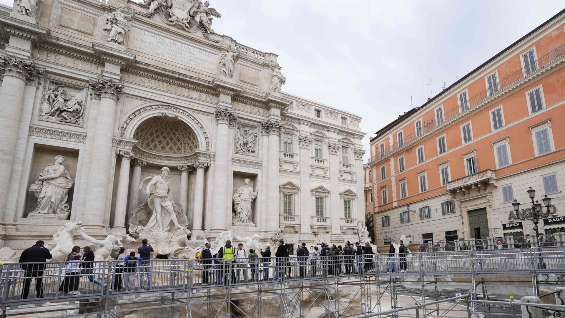 totò vende fontana di trevi