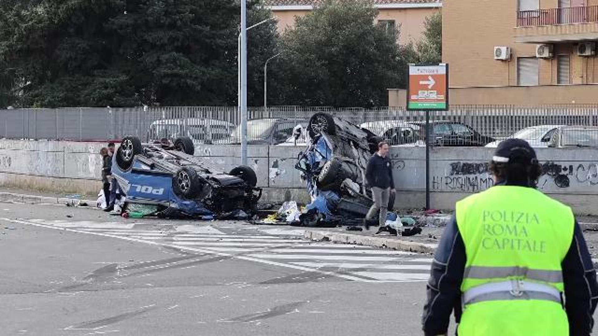 Roma, scontro nella notte tra due volanti: morto un poliziotto, due ...