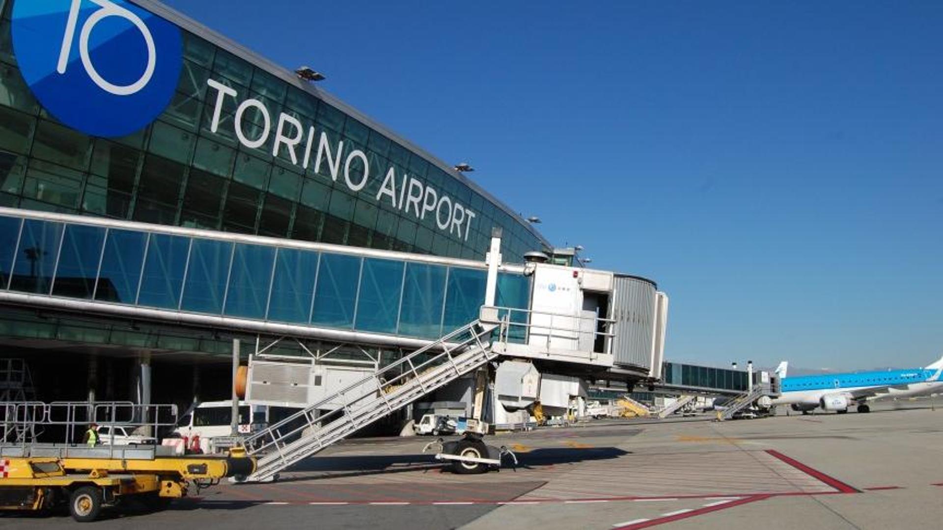 Il terminal di Caselle con un aereo al finger