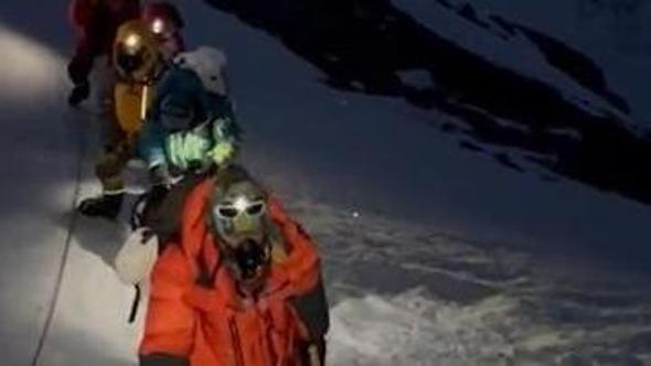 Everest, l'arrivo sulla vetta e l'alba mozzafiato ripresa dallo sherpa a quota 8.800