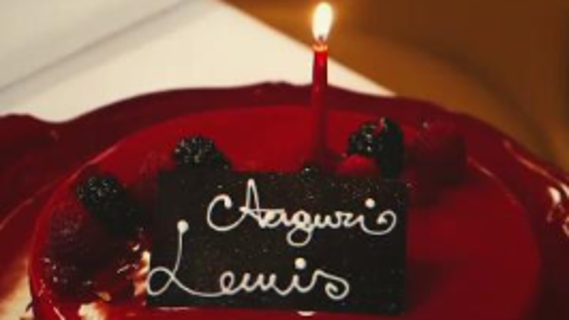 Lewis Hamilton fa 40 anni: torta Ferrari e candelina per un compleanno da sogno