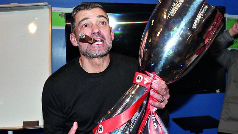 

Sigari, balli e pugno duro: Conceição boss in panchina


