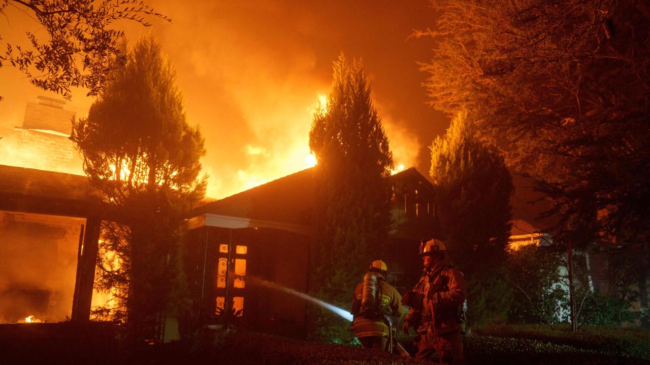 Inferno a Los Angeles, 30mila in fuga. Il fuoco minaccia le ville delle star di Hollywood
