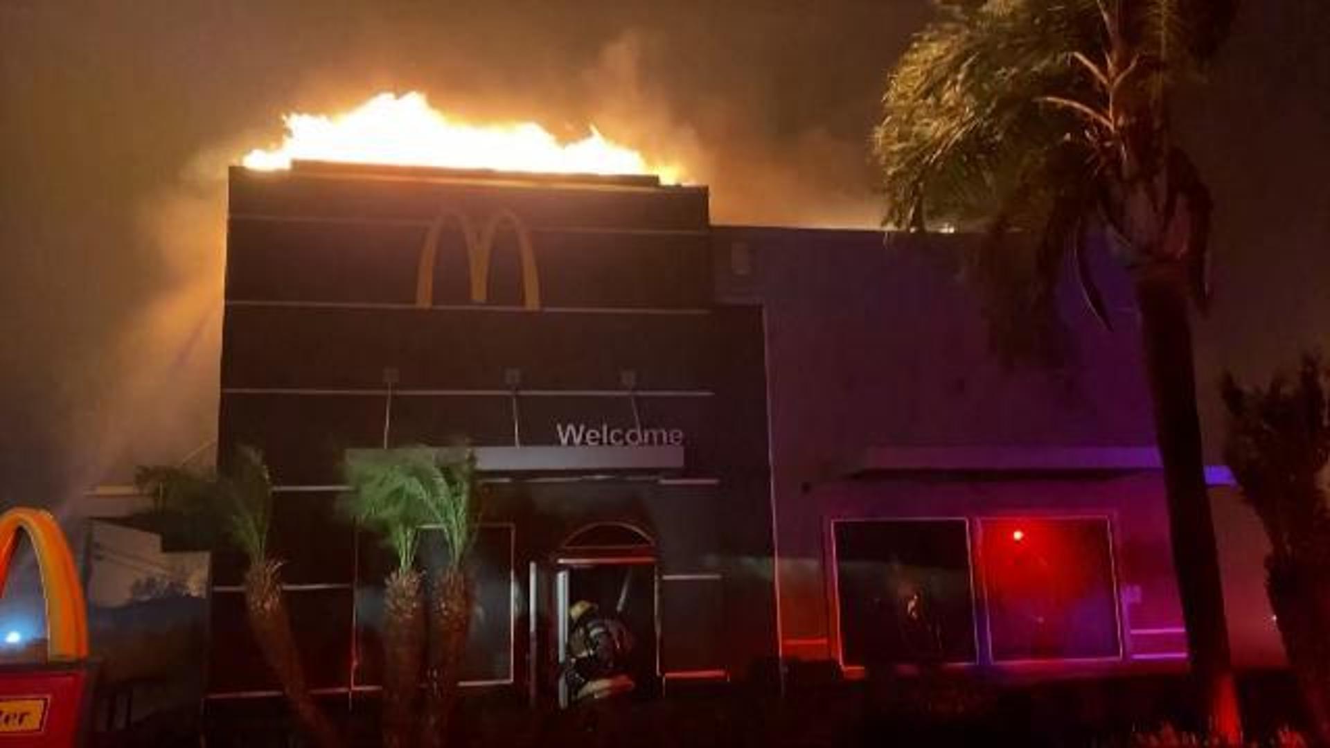 California in fiamme, incendio distrugge un McDonald's a Pasadena - La ...