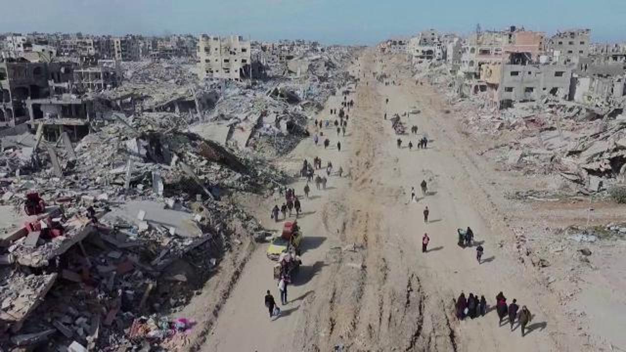 Gaza, i festeggiamenti dei miliziani Hamas tra cortei e armi al cielo