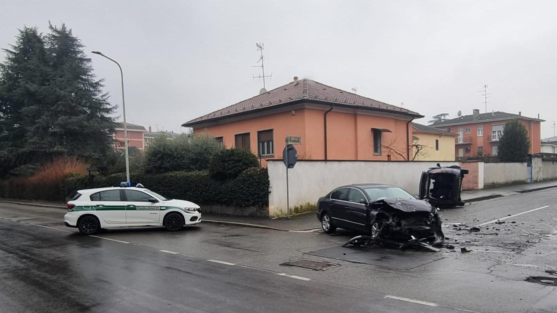 Scontro tra due auto all’incrocio, due feriti gravi a Novara - La Stampa
