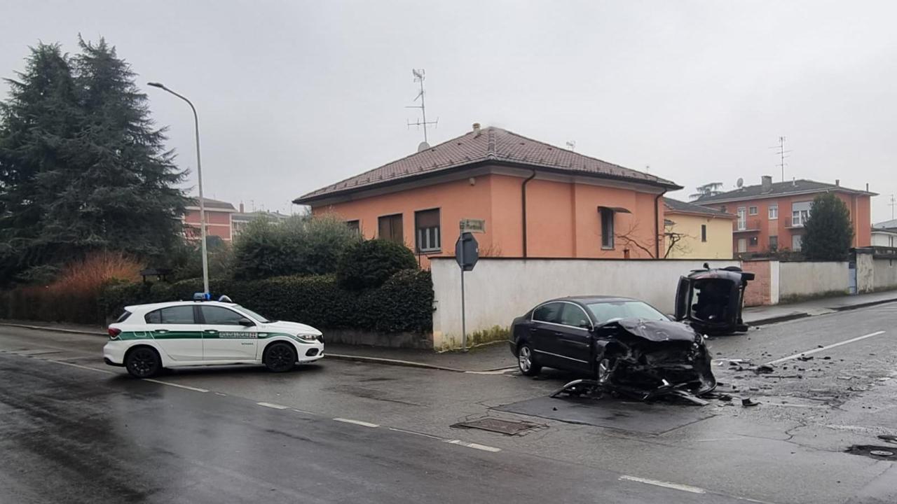 Scontro tra due auto all’incrocio, due feriti gravi a Novara - La Stampa