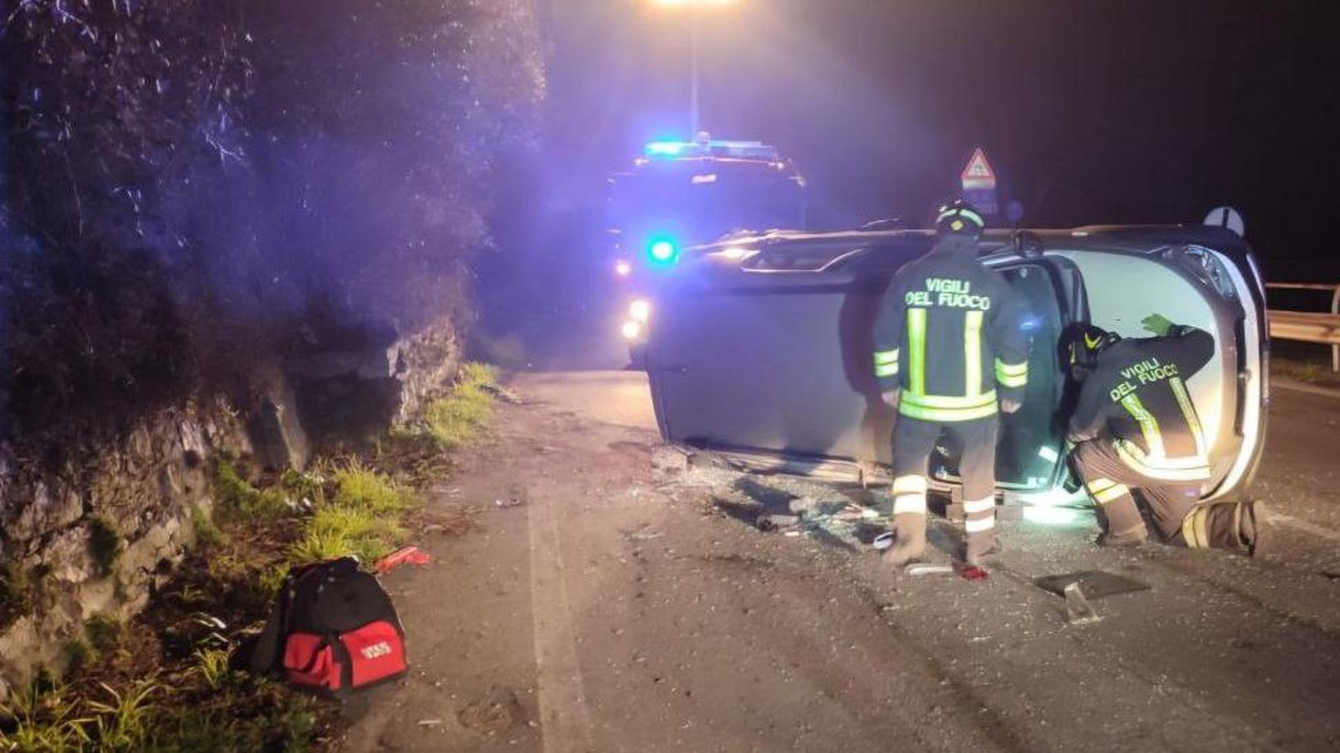 Verbania, scontro tra due auto sulla statale 34: tre feriti portati in ...