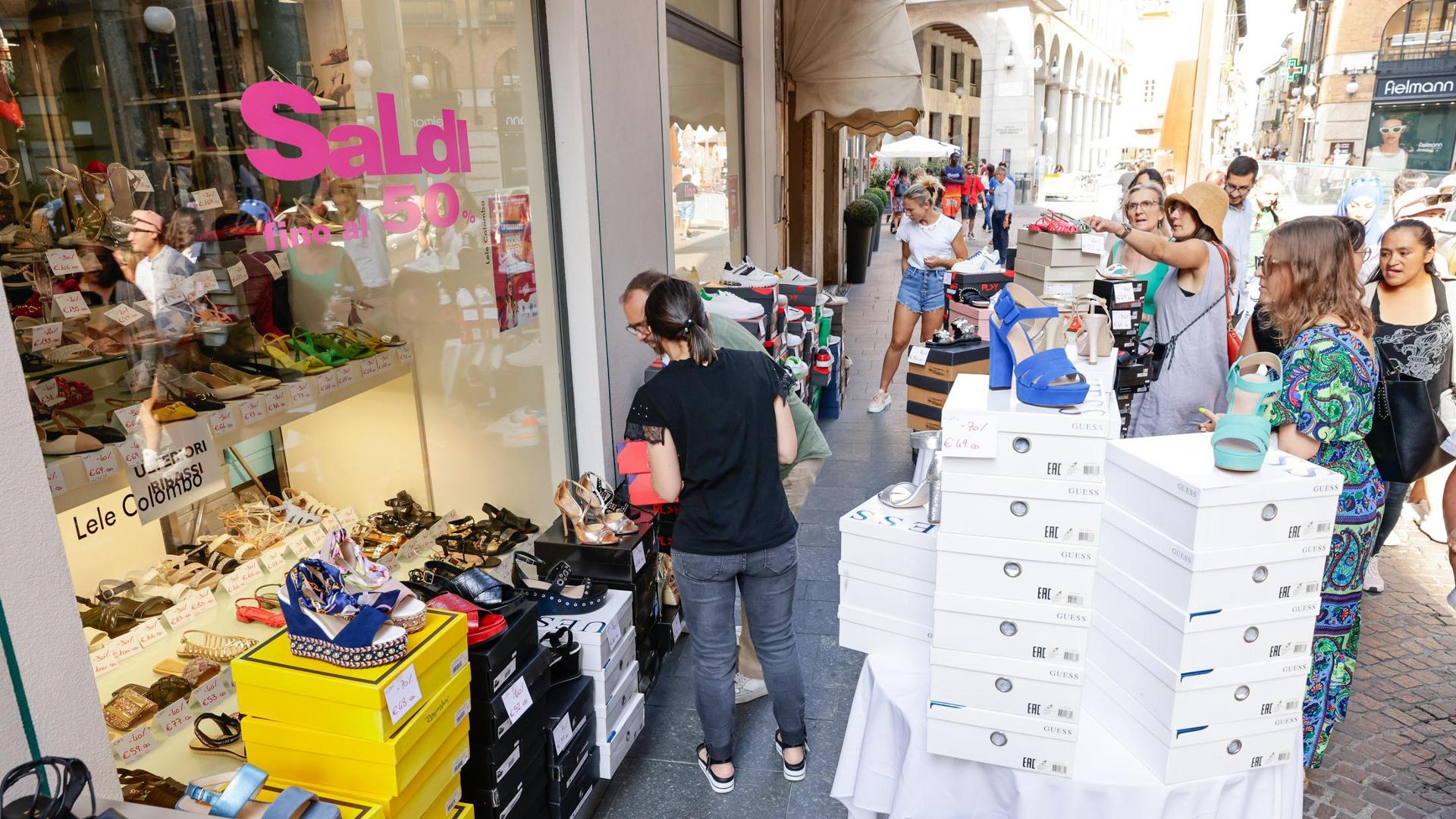 week end sbarazzo novara shopping centro - La Stampa