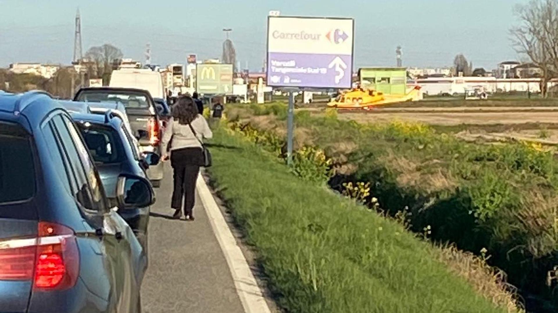 Due feriti in un incidente stradale, traffico in tilt alle porte di ...