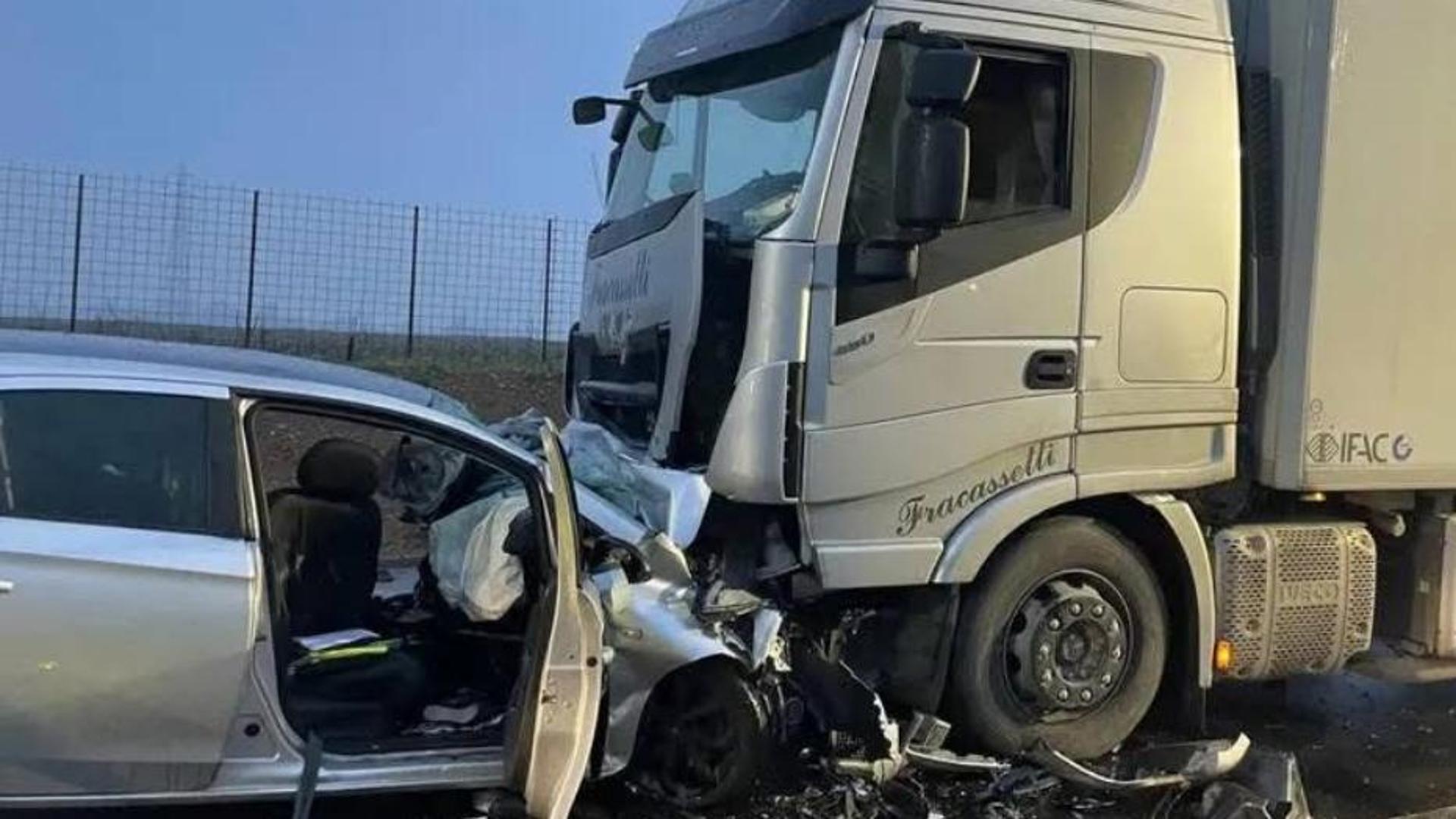 Scontro tra auto e camion a Cavernago: morti due ragazzi di 19 anni ...