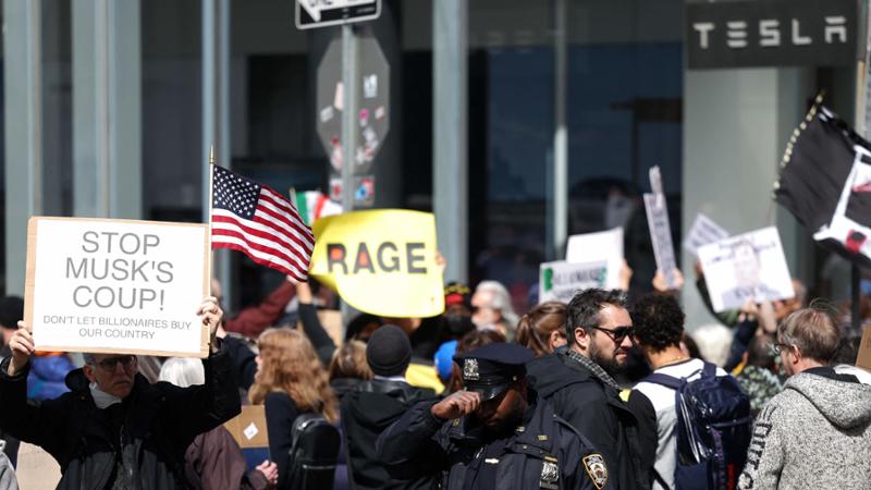 Musk, la protesta anti Tesla torna a New York: in centinaia davanti ...