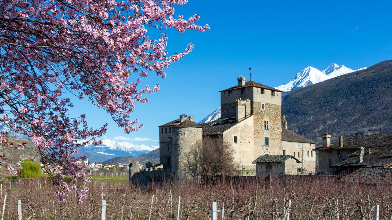 Aosta Compie 2050 Anni E Attorno C Una Valle In Assetto Primaverile 