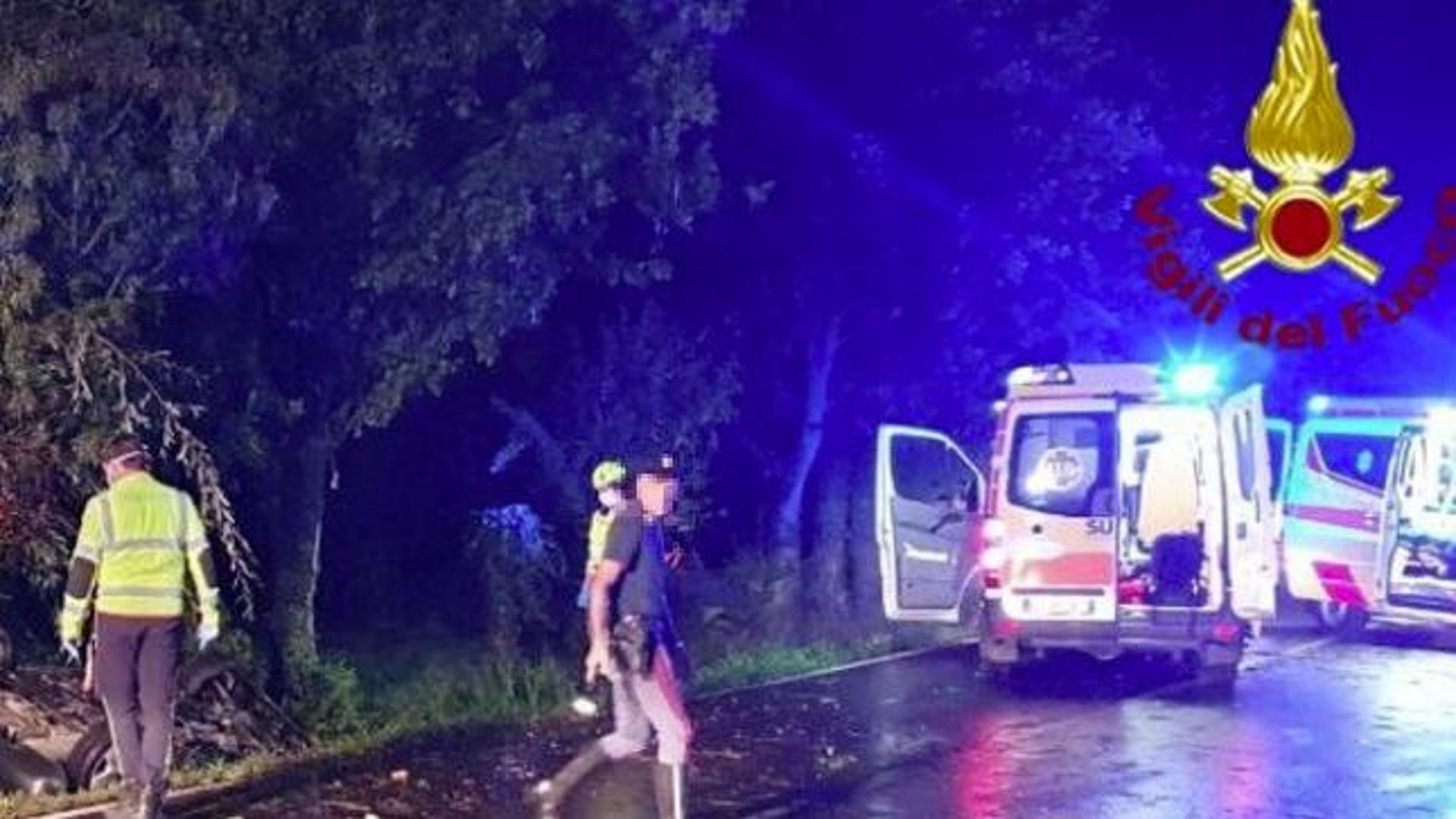 Auto si ribalta e finisce contro un albero, morti 4 ragazzi nel ...