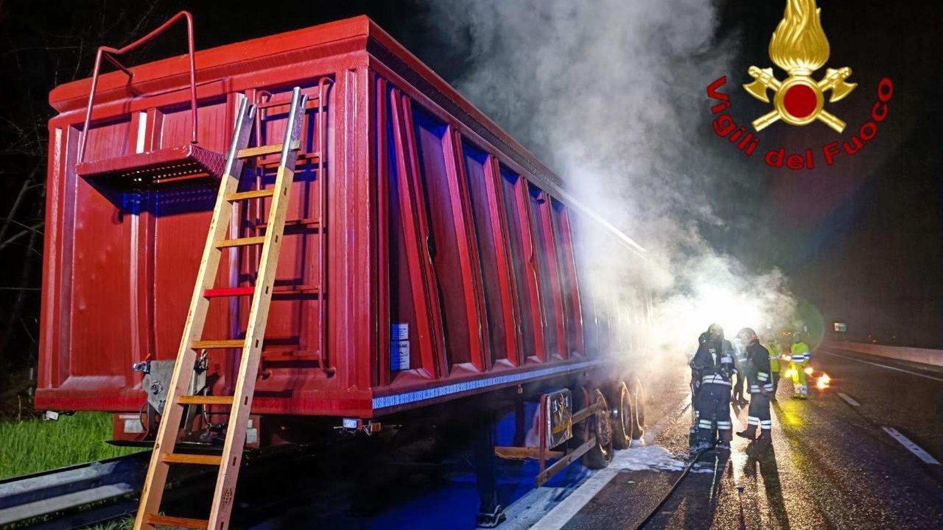 Camion in fiamme in autostrada vicino all’uscita di Carpugnino - La Stampa