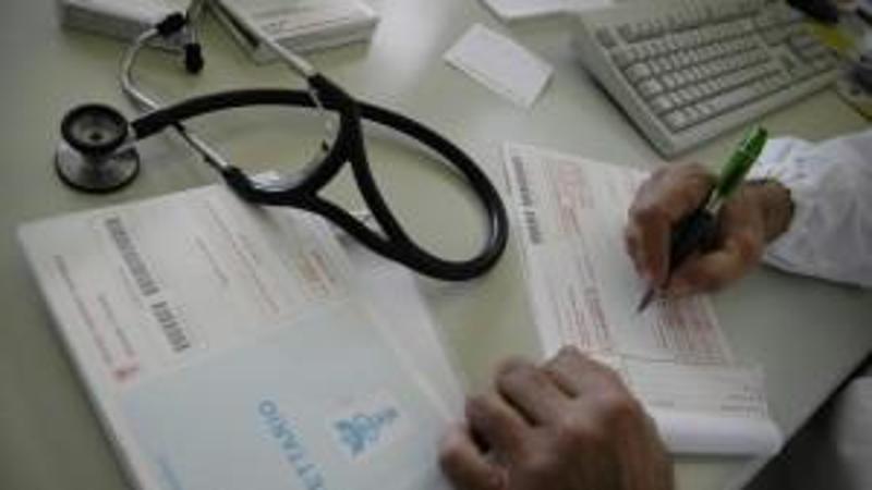 Medico picchiato dal paziente: “Gli ho negato un farmaco, mi è saltato sul piede rotto. Temo torni”