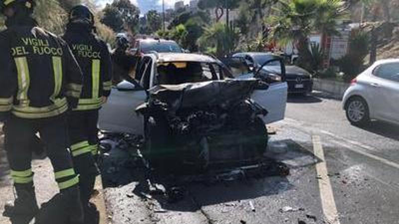 Auto si schianta contro un camion e prende fuoco: incidente sul ...