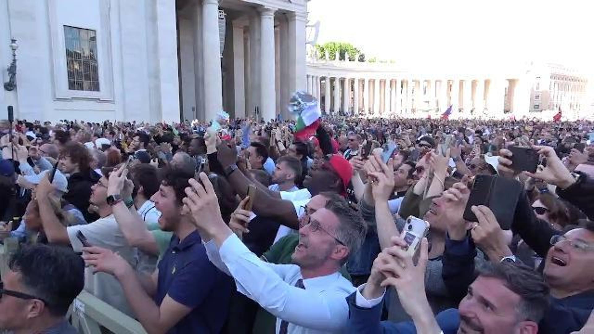 Papa Leone XIV, commozione e festa in piazza San Pietro dopo l'annuncio ...
