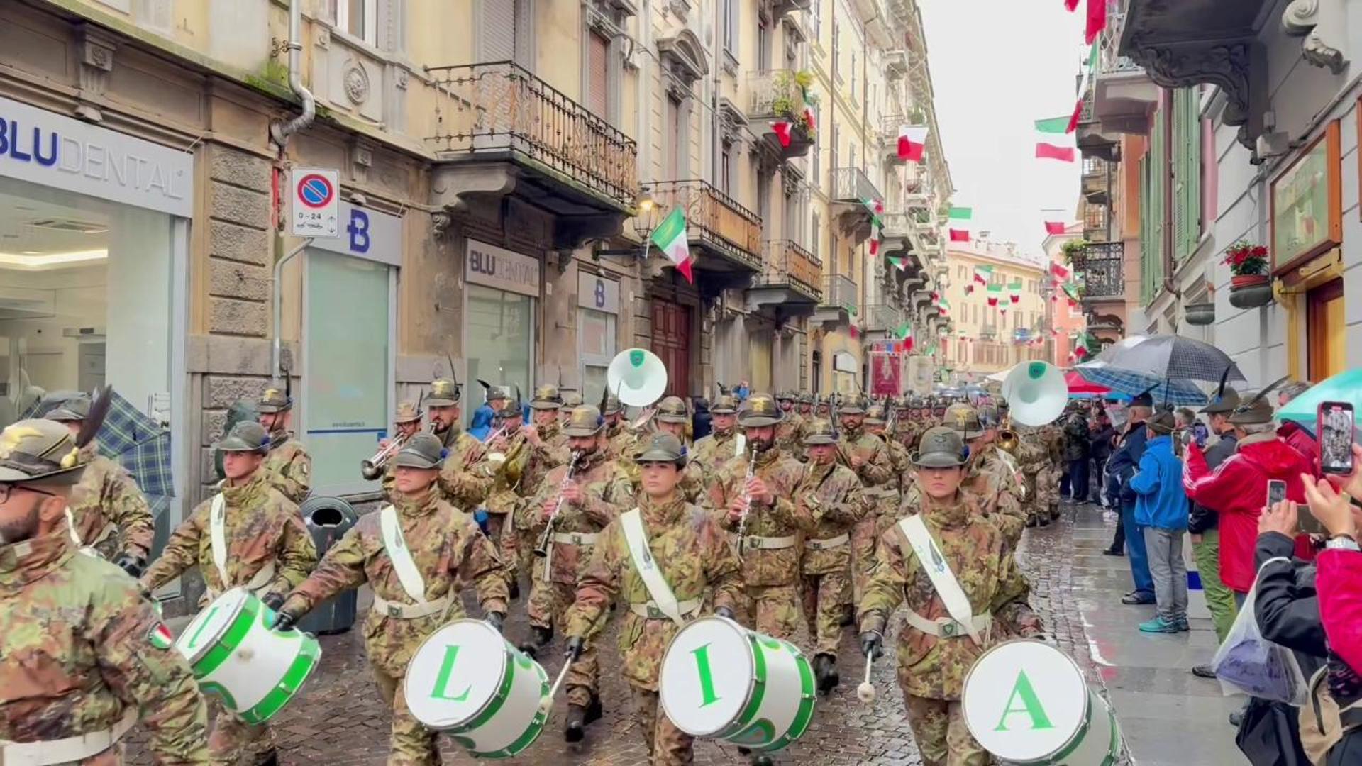 Biella e l'Adunata degli alpini, la sfilata in via Italia dopo l ...