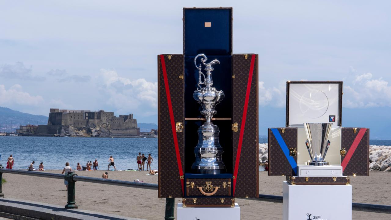 Serene La Leggenda Continua: Gli Stati Uniti Ritornano Alla Louis Vuitton 38a America’s Cup Moment Illustration Serene La Leggenda Continua: Gli Stati Uniti Ritornano Alla Louis Vuitton 38a America’s Cup Moment Illustration