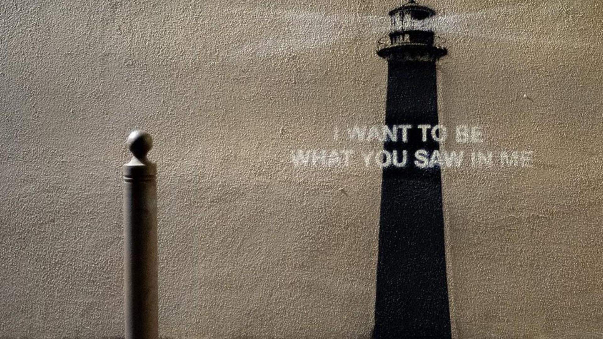 Bansky、灯台を持つ新しい壁画ですが、どこで明らかにしていません