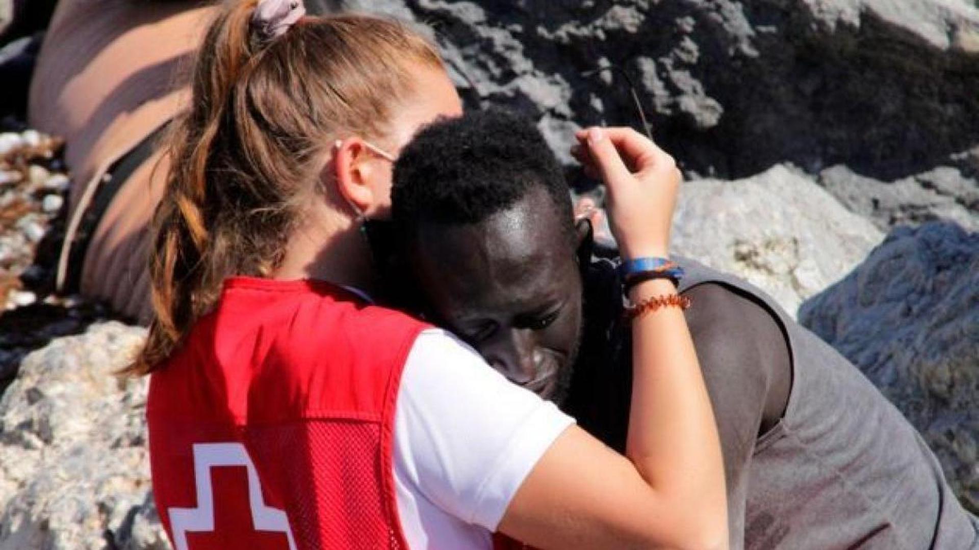 Morto a Malaga Abdou Ngom, il senegalese della foto-simbolo della crisi ...