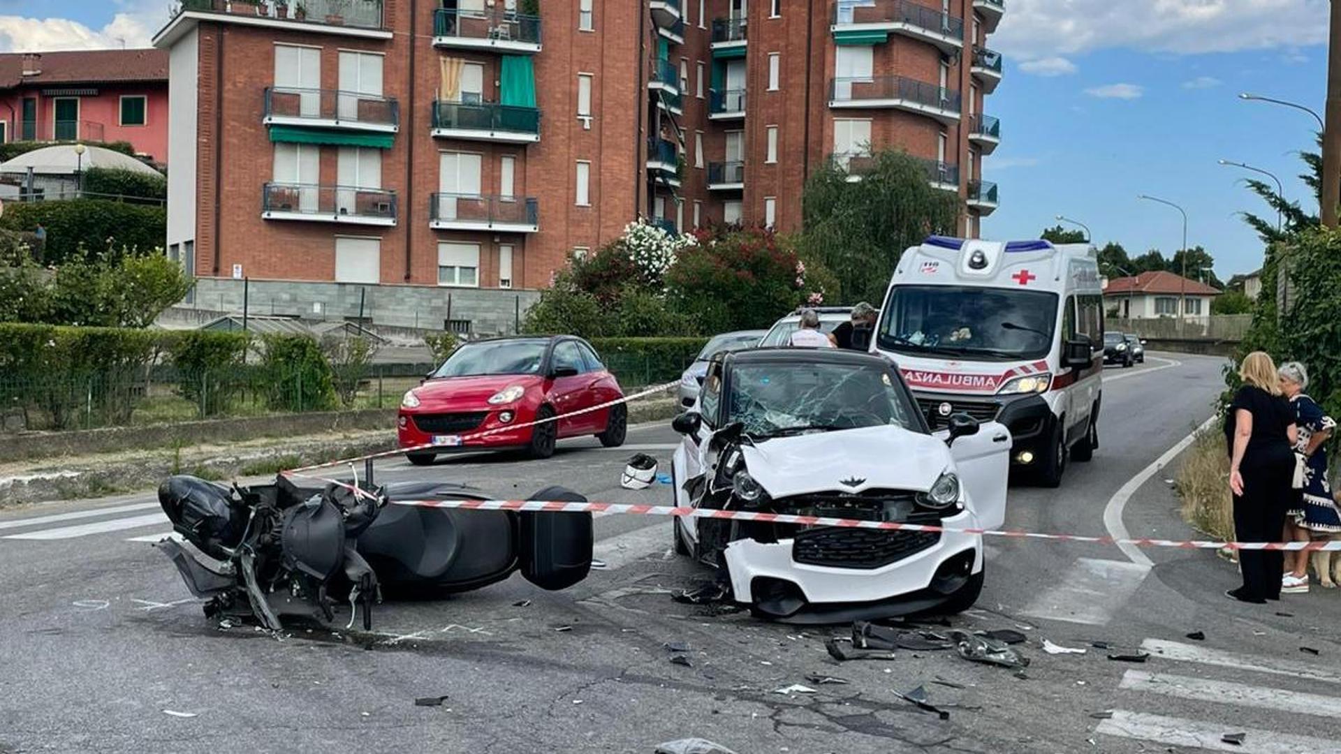 Incidente a Chieri, scontro tra minicar e scooter: grave un uomo di 50 ...