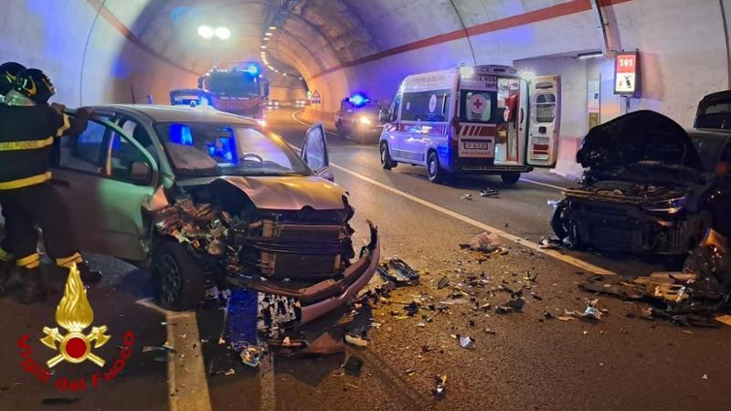 Chiusavecchia: schianto in galleria sulla SS28, tre feriti - La Stampa