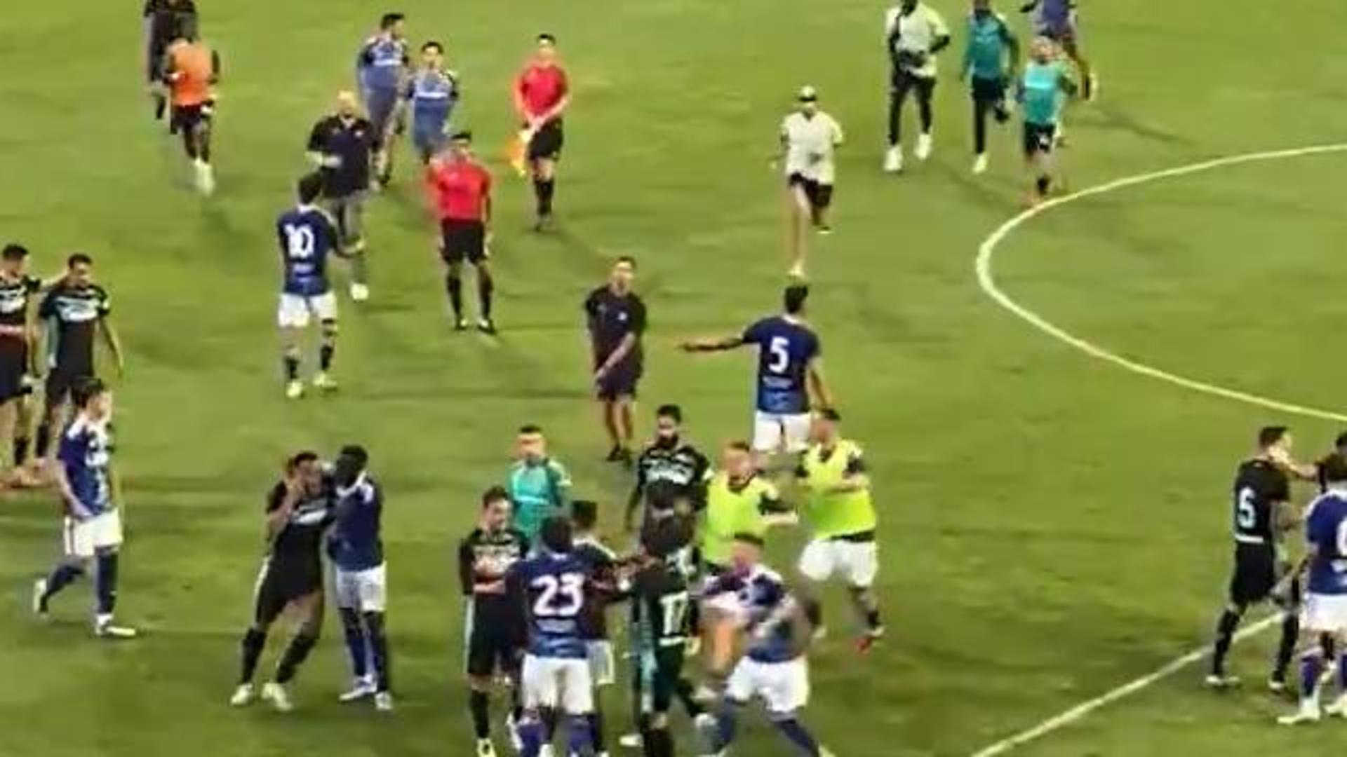 Rissa in campo nell'amichevole Betis-Como: volano schiaffi e pugni ...