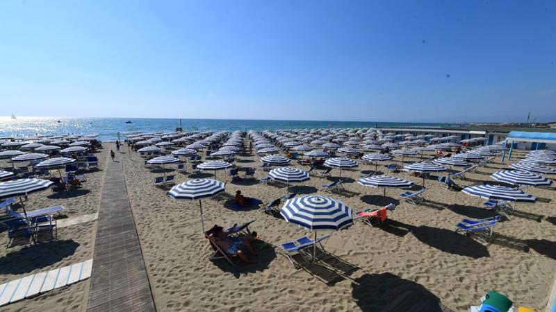 Ombrelloni a peso d’oro e le spiagge si svuotano