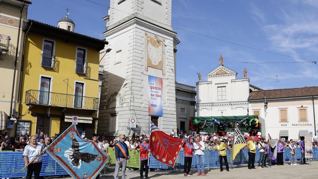 Sfide ed emozioni al palio degli asini di Cameri - Le immagini - La Stampa