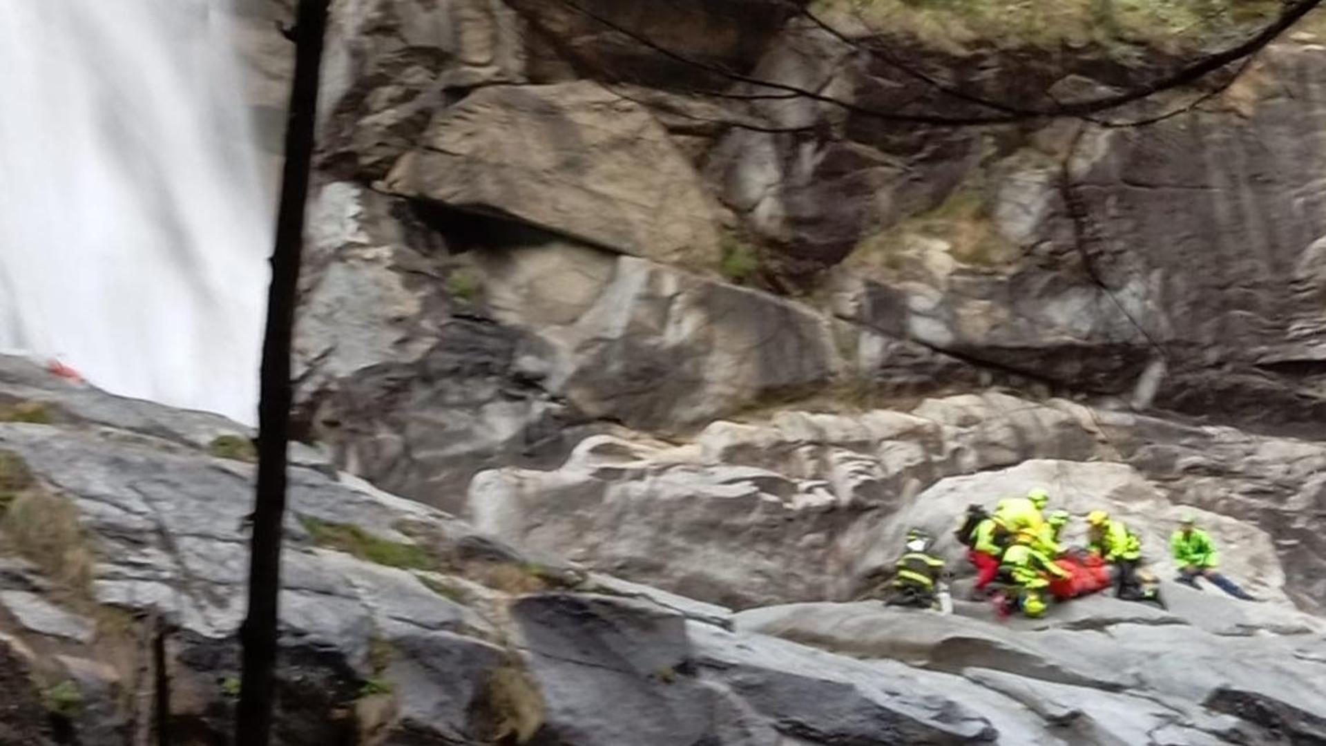 Turista tedesco di 67 anni precipita e muore nella cascata in Valle ...