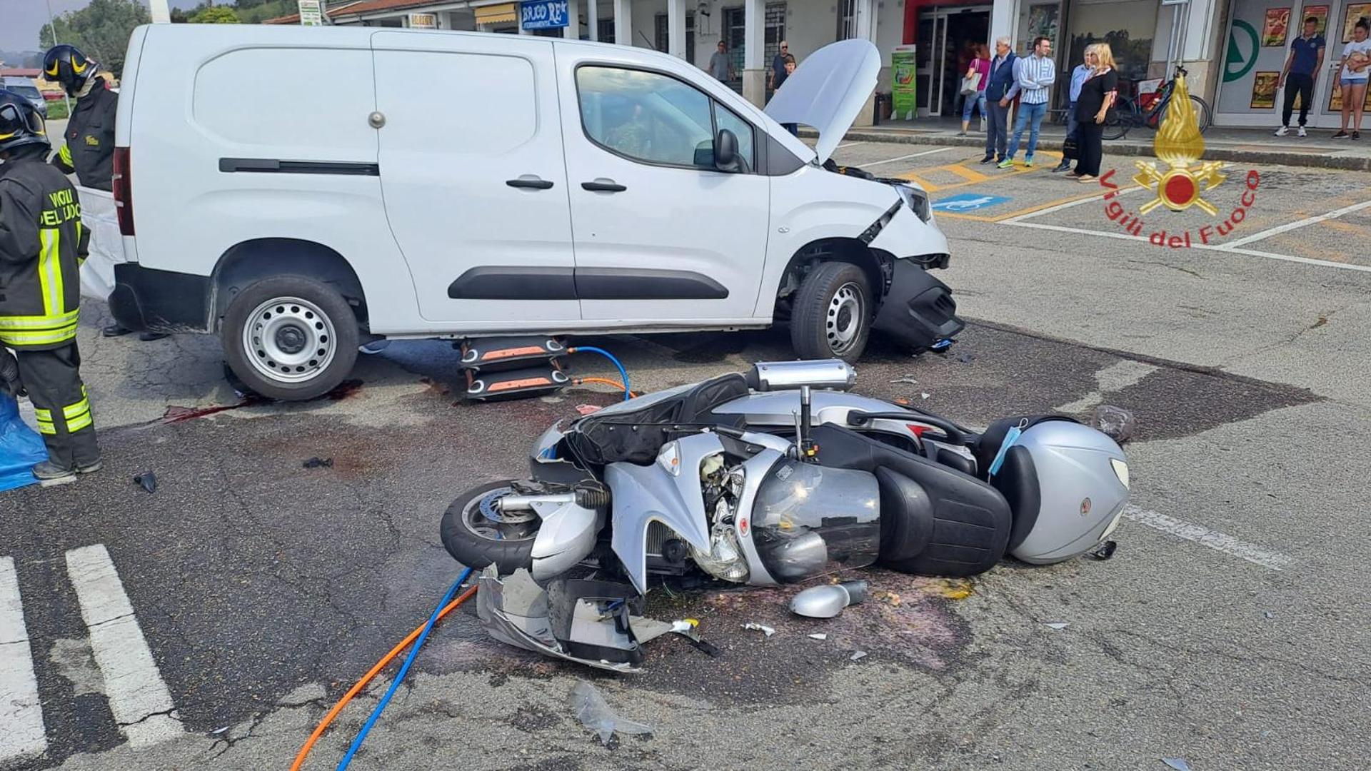 Incidente tra moto e furgone: un ferito portato in ospedale in ...