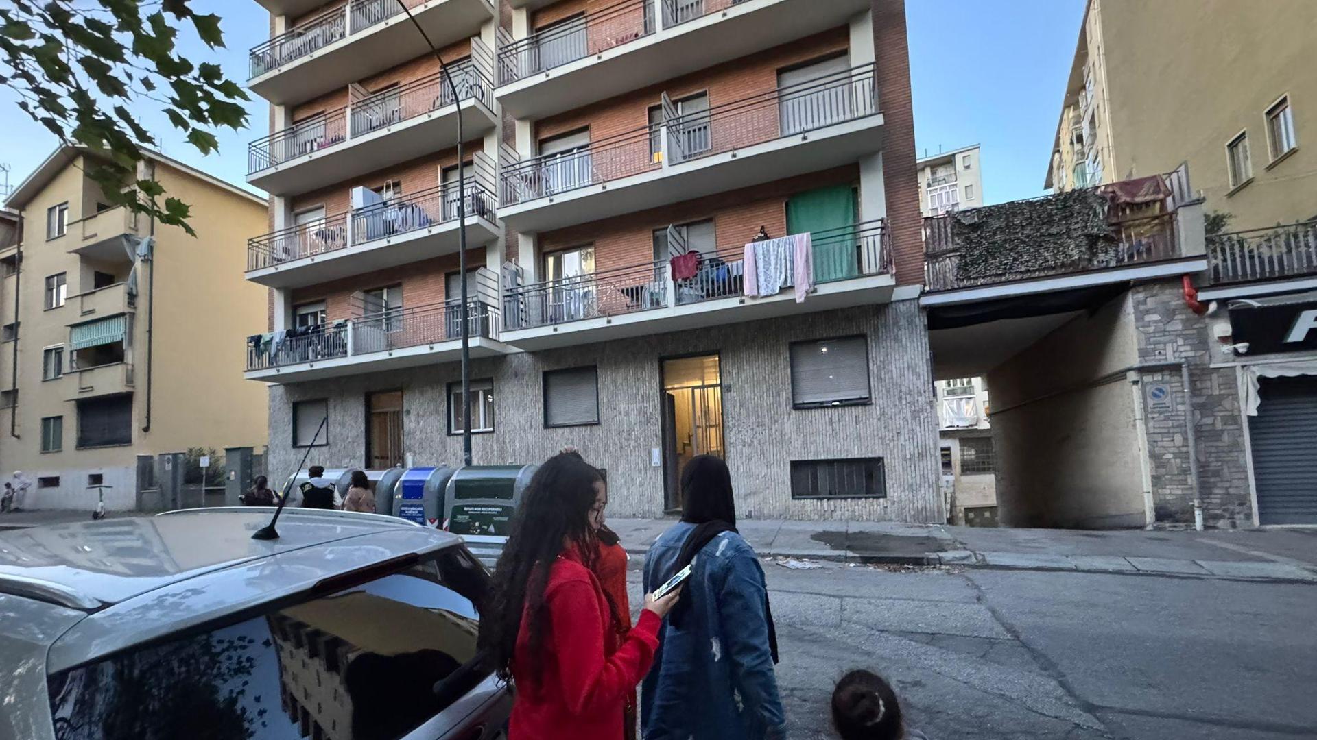 cade dal balcone roma oggi