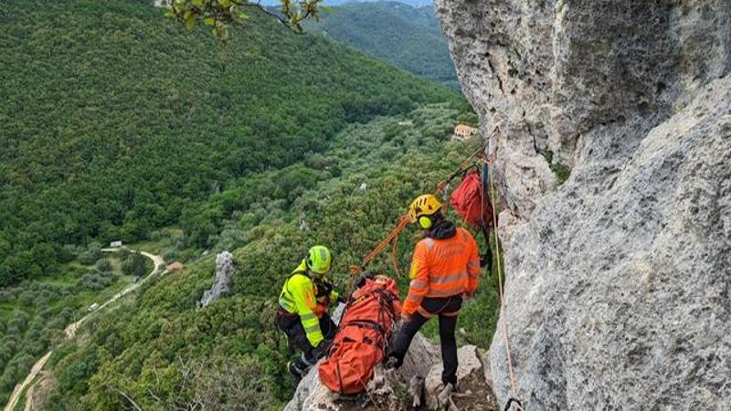 Uomo di 66 anni cade da una parete d’arrampicata per 3 metri, grave in ...