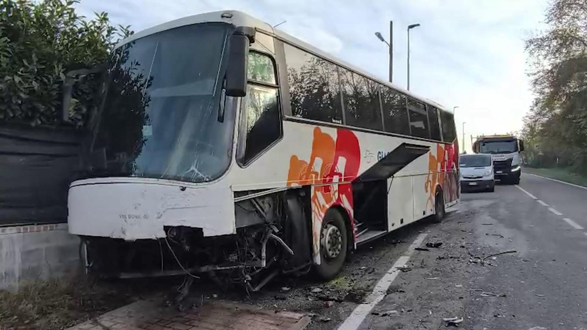 Arignano, scontro tra un'auto e un bus scolastico: morto l'autista, 20 ...