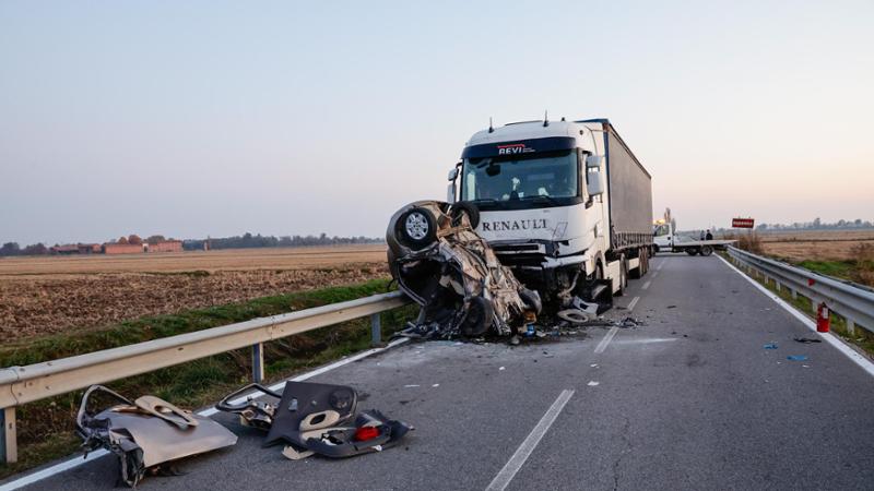 Schianto tra auto e camion sulla provinciale a Barengo, morto un ...
