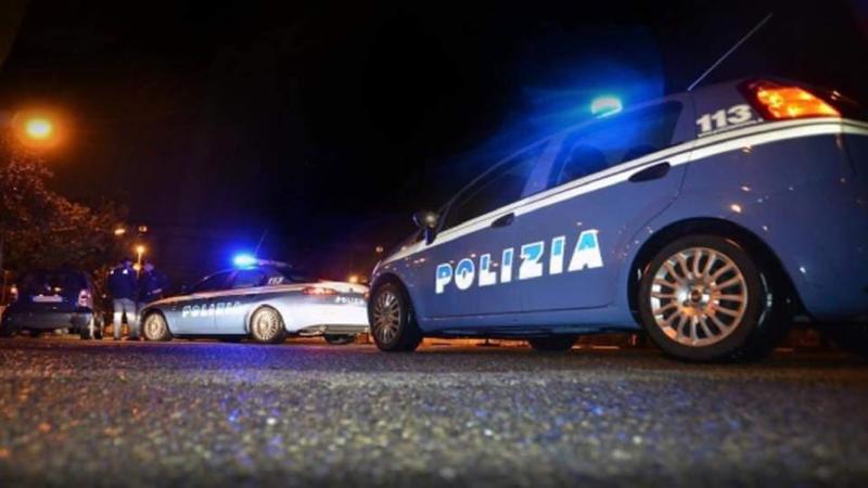 Lasciato dagli amici in autostrada: “Ci siamo fermati a fare pipì”. Le auto lo hanno travolto