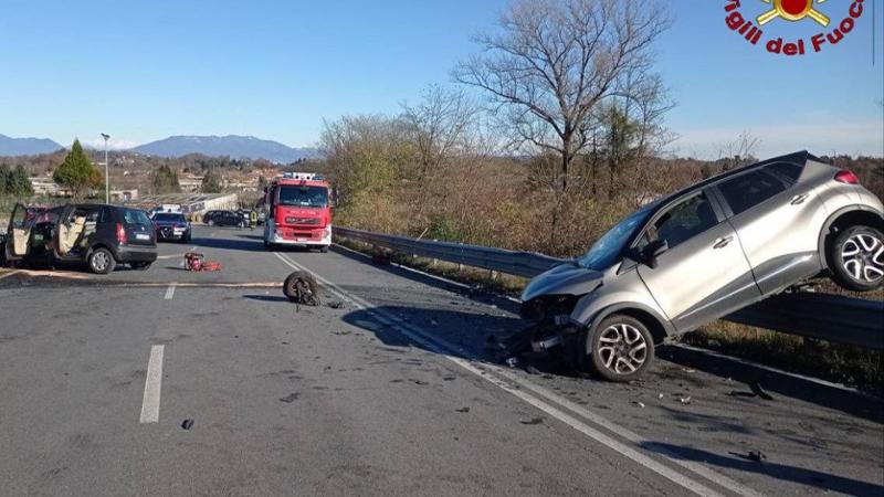 Scontro frontale a Oleggio Castello, due feriti e strada 142 chiusa un ...