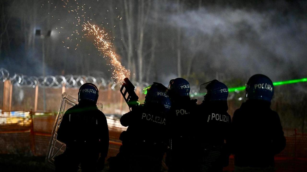 Scontri tra manifestanti No Tav e forze dell'ordine a Chiomonte