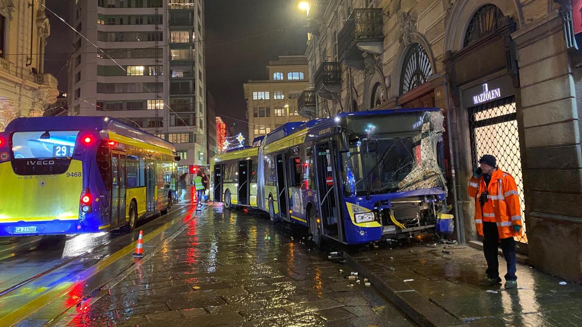 Incidente a Torino: bus finisce contro una vetrina in via Cernaia - La ...