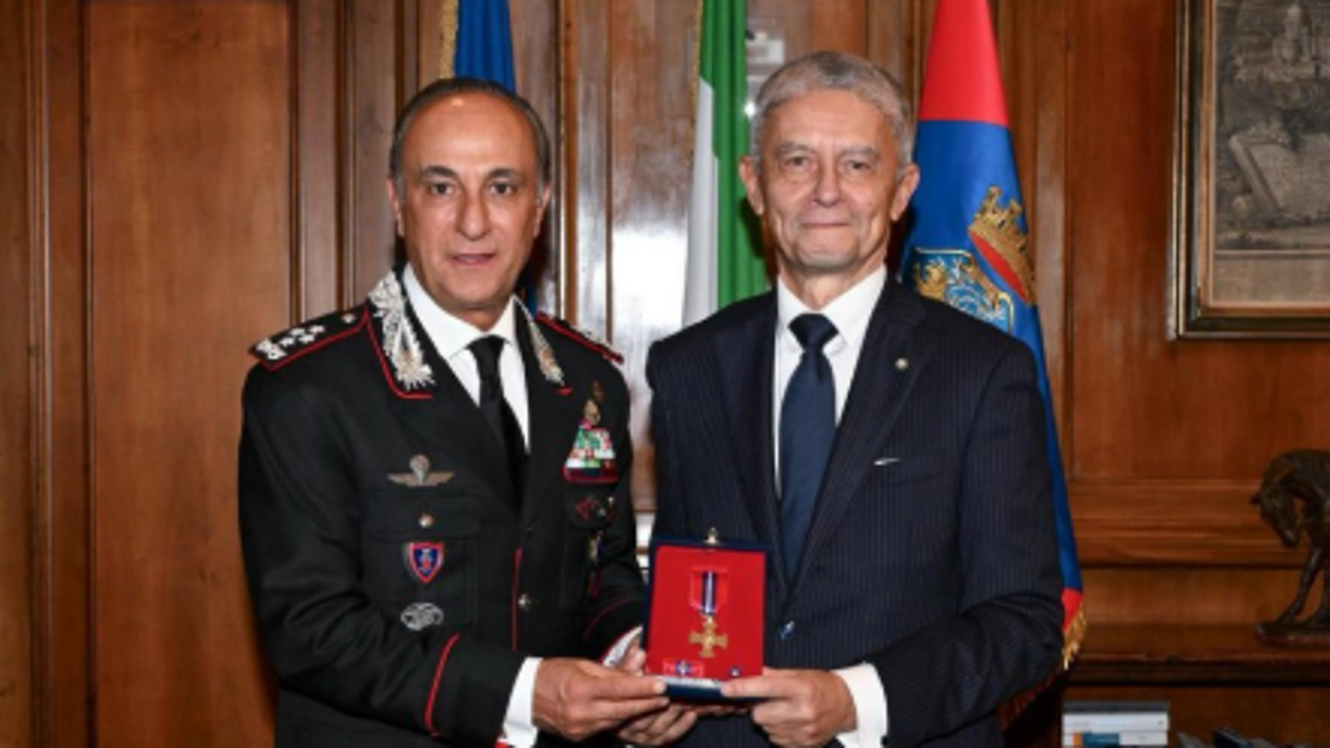 Carabinieri Il Generale Antonio De Vita Insignito Della Croce D oro Al Carabinieri Il Generale Antonio De Vita Insignito Della Croce D oro Al