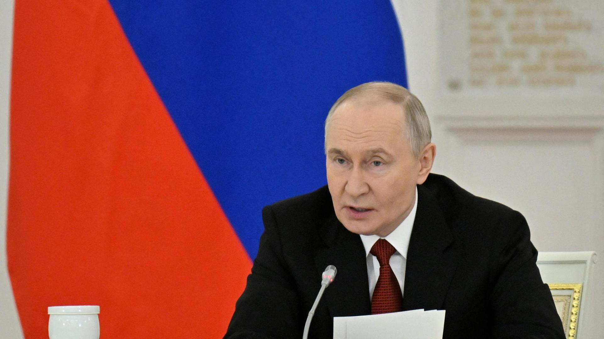 Putin fa gli auguri di Natale a Trump. E Zelensky si augura la morte dello Zar senza nominarlo