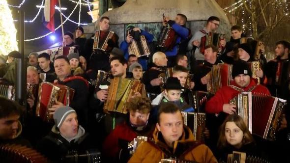 Lubiana, la rivolta delle fisarmoniche: concerto in strada contro il divieto comunale