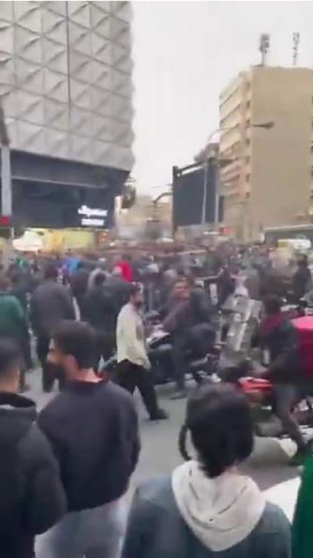 Iran, crolla la valuta nazionale: i commercianti proestano per le vie di Teheran