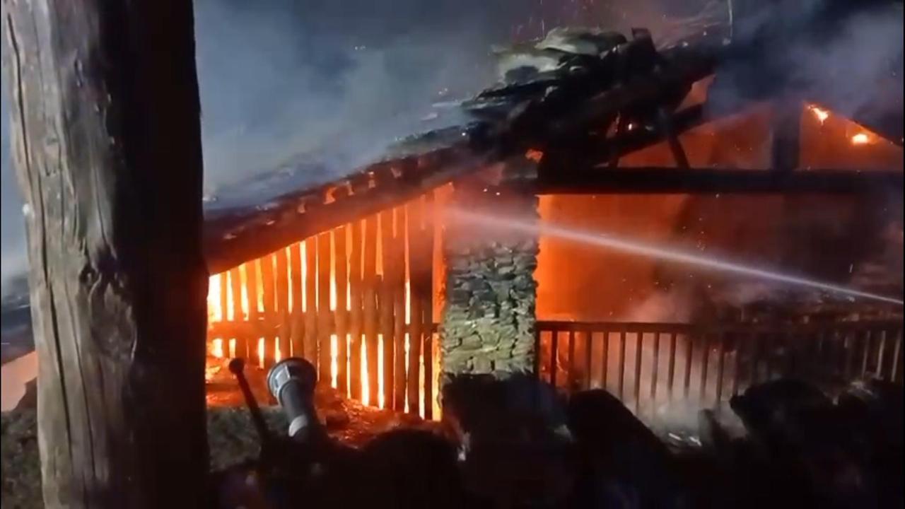 Incendio in una baita a San Michele di Prazzo, salvi i genitori dell’alpinista David Gottler