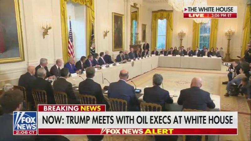 Trump interrompe il vertice con i petrolieri per sbirciare i lavori al salone della Casa Bianca